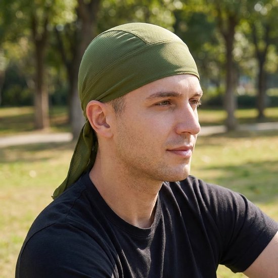 Man met groene bandana met mesh-structuur in een park.