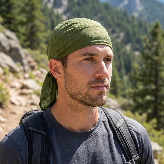 Man met groene bandana met mesh-structuur op een bospad.