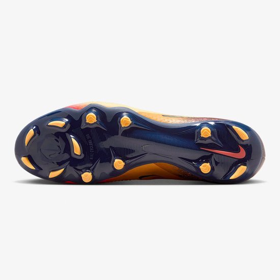 Zool van een gele Nike voetbalschoen met rode en blauwe accenten en gele noppen.