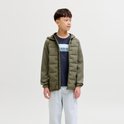 Jongens model in een donkerblauwe T-shirt met 'JACK & JONES' print, gedragen onder een olijfgroene jas met capuchon.
