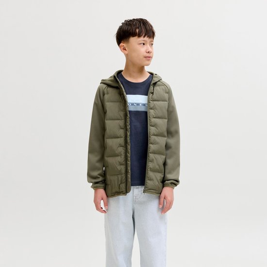 Jongens model in een donkerblauwe T-shirt met 'JACK & JONES' print, gedragen onder een olijfgroene jas met capuchon.