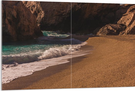 WallClassics - Acrylglas - Aanspoelende Golven op Strand met Rotsen - 120x80 cm Foto op Acrylglas (Wanddecoratie op Acrylaat)