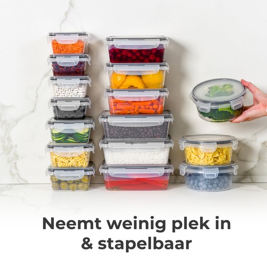 Stapelbare vershoudbakjes van Stosh gevuld met pasta, fruit, groenten en bonen. Een hand toont een deksel met broccoli.
