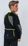 Man van opzij in een zwart fietsjack met grijze en fluo-gele accenten en opstaande kraag.