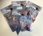 Disney Frozen Feestpakket - 5-delig verjaardagspakket - Tafelkleed - Letterslinger - 6 feestzakjes - Vlaggenlijn 2,3 meter en 8 ballonnen voor een geslaagd verjaardagsfeestje - feest