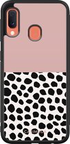 Casimoda® hoesje - Geschikt voor Samsung Galaxy A20e - Stippen roze - Zwart TPU Backcover - Gestipt - Roze