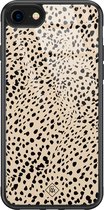 Casimoda® hoesje - Geschikt voor iPhone SE (2020) - Stippen bruin abstract - Luxe Hard Case Zwart - Backcover telefoonhoesje - Bruin/beige