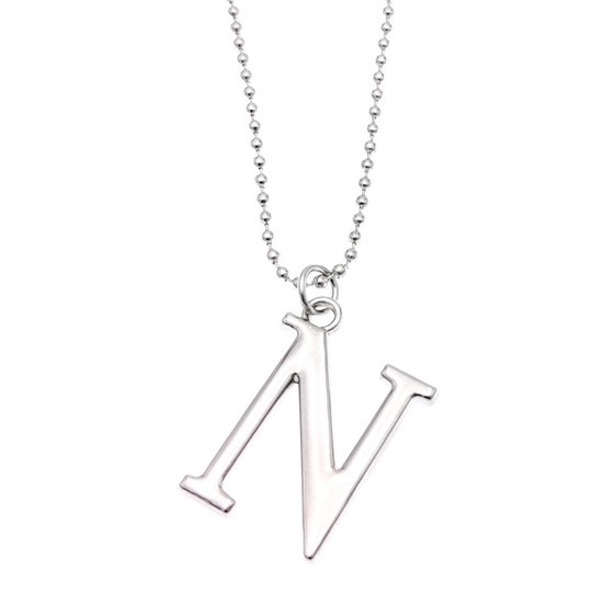 Collier argenté avec une lettre 'N' argentée brillante.