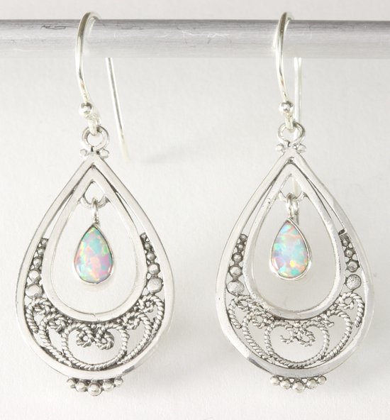 Opengewerkte zilveren oorbellen met welo opaal