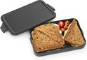 Boîte à lunch Brabantia gris foncé ouverte avec un grand sandwich et des radis.