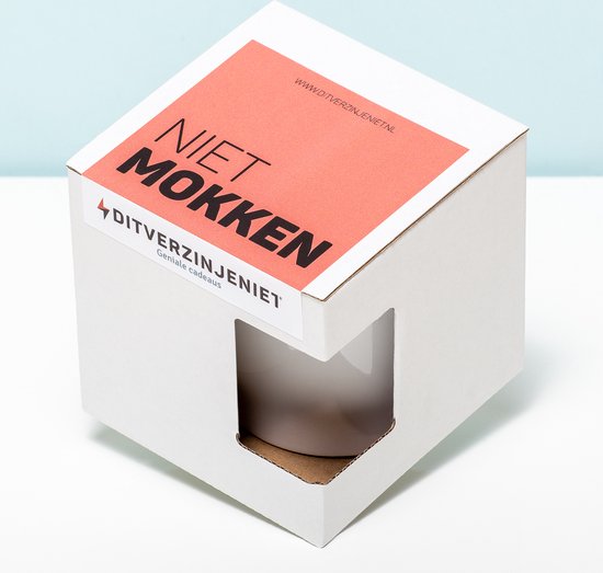 Witte verpakking voor mok met oranje label met tekst "NIET MOKKEN"
