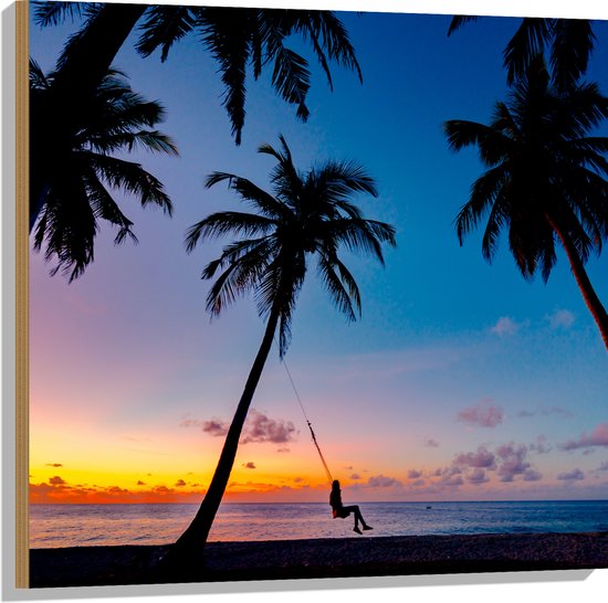 WallClassics - Hout - Schommelen op een Tropisch Strand bij Zonsondergang - 80x80 cm - 12 mm dik - Foto op Hout (Met Ophangsysteem)