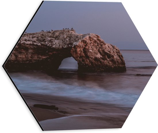 WallClassics - Dibond Hexagon - Boog van Natuursteen in de Zee - 30x26.1 cm Foto op Hexagon (Met Ophangsysteem)
