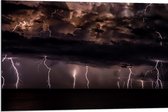 WallClassics - Dibond - Donkere Wolken met Bliksemschichten - 90x60 cm Foto op Aluminium (Met Ophangsysteem)
