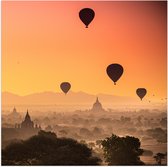 WallClassics - Poster (Mat) - Luchtballonnen boven Tempels met Zonsondergang - 50x50 cm Foto op Posterpapier met een Matte look