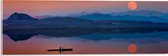 WallClassics - Acrylglas - Bootje op het Water Met Rode Maan - 60x20 cm Foto op Acrylglas (Wanddecoratie op Acrylaat)