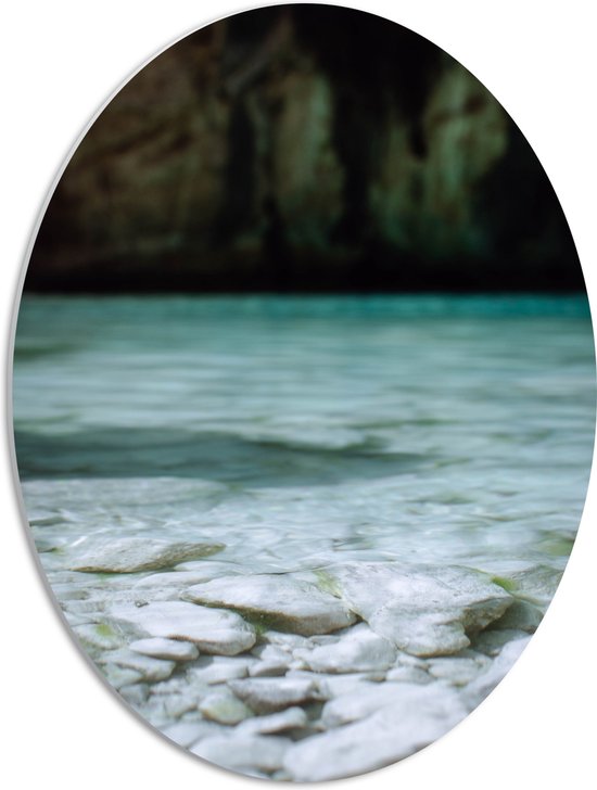 WallClassics - PVC Schuimplaat Ovaal - Lichte Stenen aan Wateroppervlak - 42x56 cm Foto op Ovaal  (Met Ophangsysteem)