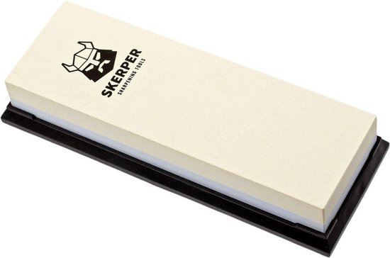 Pierre à aiguiser avec une surface couleur sable et une base noire, arborant le logo Skerper.