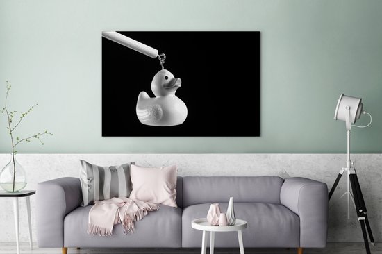 Canvas schilderij 120x80 cm - Wanddecoratie Roze bad eend aan de haak op zwarte achtergrond - Muurdecoratie woonkamer - Slaapkamer decoratie - Kamer accessoires - Schilderijen op canvas