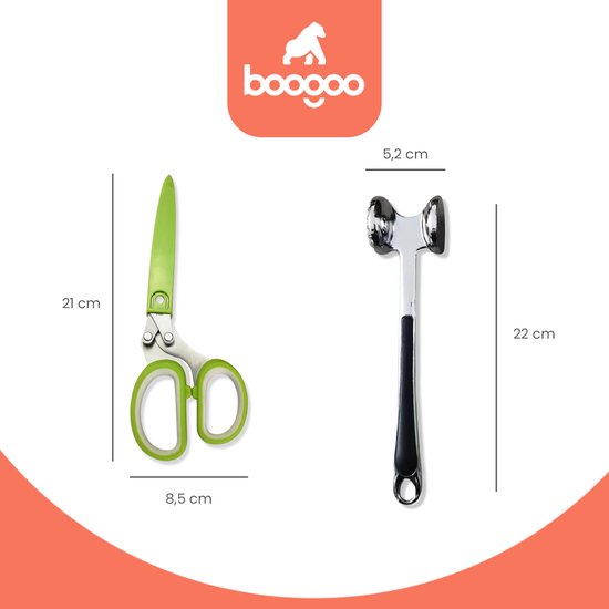 Dimensions d'une paire de ciseaux de cuisine verts (21 cm de haut, 8,5 cm de large) et d'un maillet à viande argenté (22 cm de haut, 5,2 cm de large).