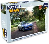Puzzel Blauwe klassieke auto geparkeerd op een weg - Legpuzzel - Puzzel 1000 stukjes volwassenen
