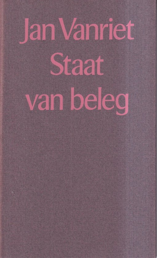 Boek "Staat van beleg" met roze tekst op een bruinrode achtergrond.