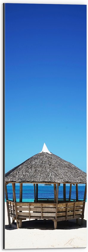 WallClassics - Dibond - Rieten Hutje op Wit Zand bij Blauwe Zee - 20x60 cm Foto op Aluminium (Met Ophangsysteem)