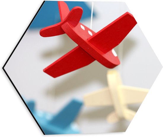 WallClassics - Dibond Hexagon - Gekleurde Speelgoedvliegtuigen - 30x26.1 cm Foto op Hexagon (Met Ophangsysteem)