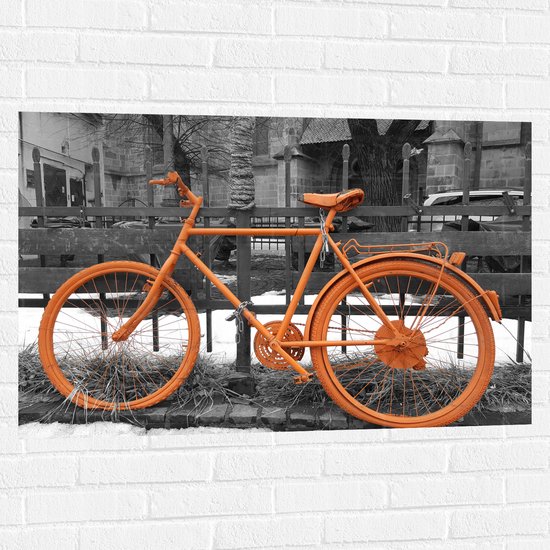 WallClassics - Muursticker - Oranje Fiets tegen Zwart Witte Achtergrond - 105x70 cm Foto op Muursticker