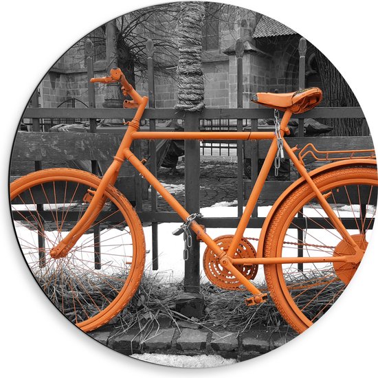 WallClassics - Dibond Muurcirkel - Oranje Fiets tegen Zwart Witte Achtergrond - 50x50 cm Foto op Aluminium Muurcirkel (met ophangsysteem)