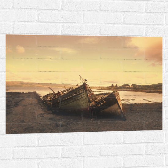 WallClassics - Muursticker - Bateaux échoués à la plage - 90x60 cm Photo sur Muursticker