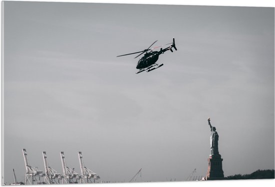 WallClassics - Acrylglas - Helikopter zwevend boven Vrijheidsbeeld in New York - 105x70 cm Foto op Acrylglas (Met Ophangsysteem)