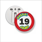 Button Met Clip 58 MM - Hoera 19 Jaar