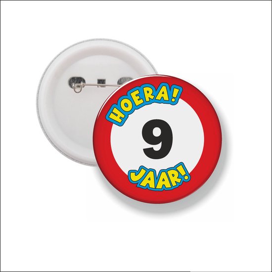 Foto: Button met speld 58 mm hoera 9 jaar