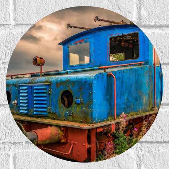 WallClassics - Muursticker Cirkel - Oude Veroeste Blauwe Trein - 30x30 cm Foto op Muursticker