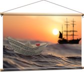 WallClassics - Textielposter - Papieren Bootje op Zee met Groot Schip en Zon - 90x60 cm Foto op Textiel