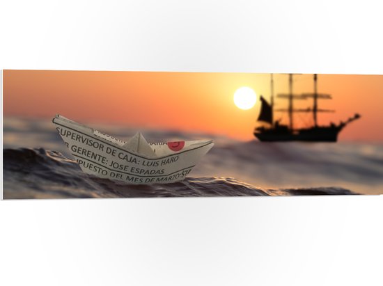 WallClassics - PVC Schuimplaat - Papieren Bootje op Zee met Groot Schip en Zon - 120x40 cm Foto op PVC Schuimplaat (Met Ophangsysteem)
