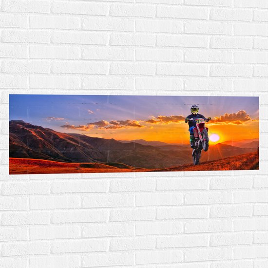 WallClassics - Muursticker - Motorrijder bij Berglandschap met Zon - 120x40 cm Foto op Muursticker