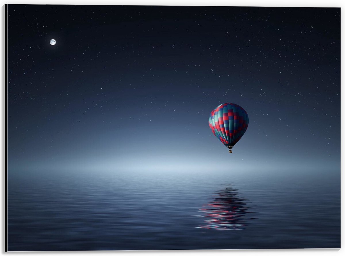 WallClassics - Dibond - Laagzwevende Luchtballon boven Water in de Nacht - 40x30 cm Foto op Aluminium (Wanddecoratie van metaal)