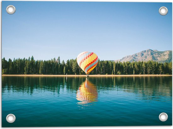 WallClassics - Tuinposter – Luchtballon landend op Kust bij Water - 40x30 cm Foto op Tuinposter  (wanddecoratie voor buiten en binnen)