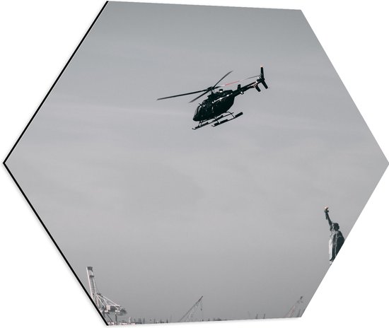 WallClassics - Dibond Hexagon - Helikopter zwevend boven Vrijheidsbeeld in New York - 60x52.2 cm Foto op Hexagon (Met Ophangsysteem)