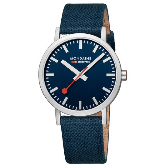 Zilverkleurig horloge met een donkerblauwe wijzerplaat, witte indices, witte wijzers en een rode secondewijzer.
