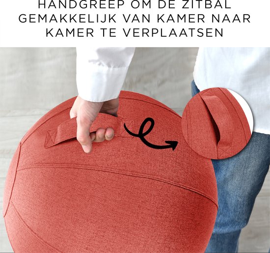Hand die de rode zitbal met handgreep oppakt.