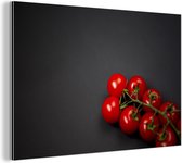 Wanddecoratie Metaal - Aluminium Schilderij Industrieel - Glimmende tomaten op een zwarte achtergrond - 120x80 cm - Dibond - Foto op aluminium - Industriële muurdecoratie - Voor de woonkamer/slaapkamer