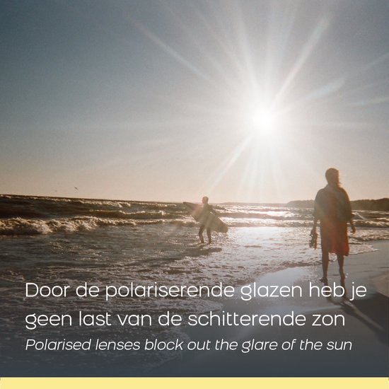 Personen op een strand met een surfboard bij zonsondergang. Tekst: Door de polariserende glazen heb je geen last van de schitterende zon.