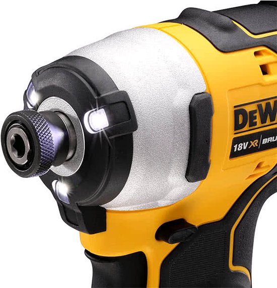 Close-up van de kop van een gele en zilverkleurige DeWalt slagschroevendraaier met drie LED-lampjes.