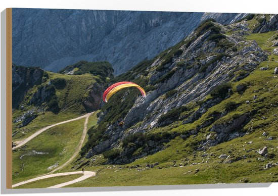 WallClassics - Hout - Paraglidend door de Bergen en Natuur - 90x60 cm - 12 mm dik - Foto op Hout (Met Ophangsysteem)
