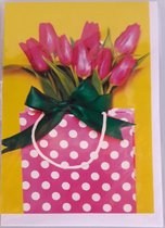Roze tulpen met een groene strik. Staand in een zak met stippen erop getekend.  Een leuke kaart om zo te geven of om bij een cadeau te voegen. Een dubbele wenskaart inclusief envelop en in folie verpakt.