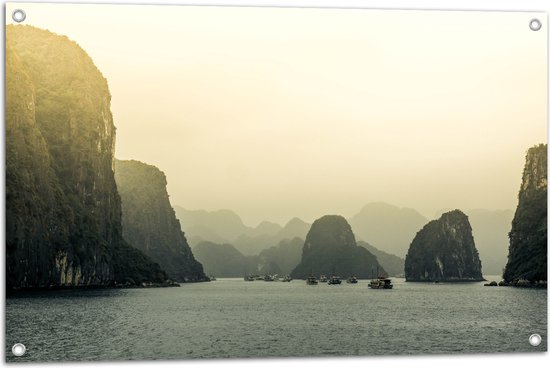 WallClassics - Tuinposter – Ha Long Bay - Vietnam - 90x60 cm Foto op Tuinposter  (wanddecoratie voor buiten en binnen)