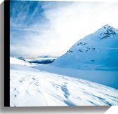 WallClassics - Canvas  - Sneeuwvlakte in de Bergen - 40x40 cm Foto op Canvas Schilderij (Wanddecoratie op Canvas)